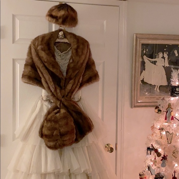 Vintage fur set: matching stole, hat & muff - Picture 1 of 7